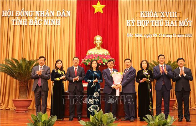 Các đồng chí lãnh đạo tỉnh Bắc Ninh tặng hoa chúc mừng tân Phó Chủ tịch UBND tỉnh Bắc Ninh Ngô Tân Phượng. Ảnh: Thanh Thương-TTXVN Ông Ngô Tân Phượng được bầu làm Phó Chủ tịch UBND tỉnh Bắc Ninh ảnh 1