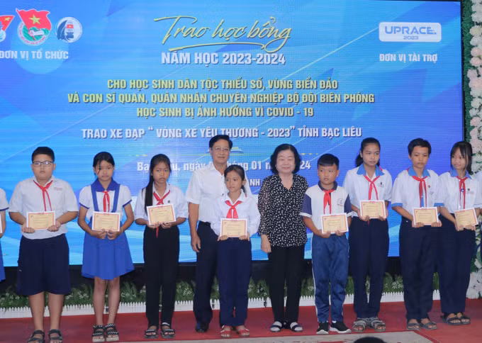 Trao học bổng Vừ A Dính cho học sinh dân tộc thiểu số, vùng biển, đảo tỉnh Bạc Liêu ảnh 3