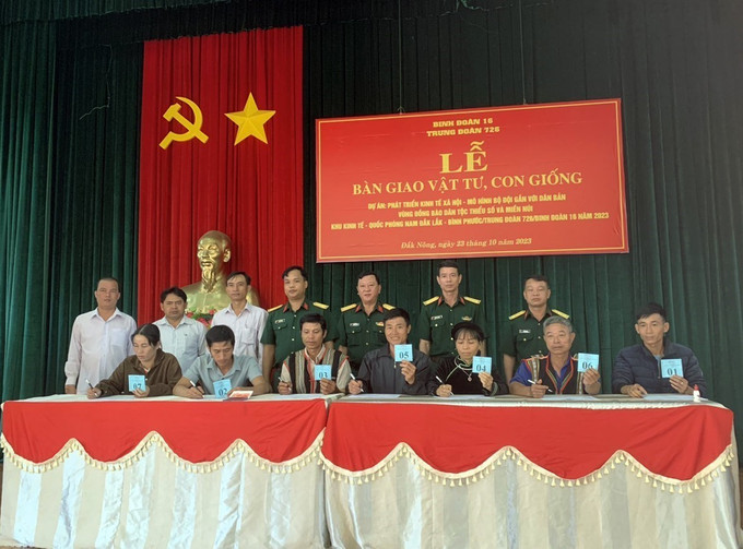 Người dân bốc thăm nhận trâu, bò giống. Ảnh: TTXVN Hỗ trợ hộ nghèo vùng biên giới Đắk Nông vươn lên thoát nghèo ảnh 1