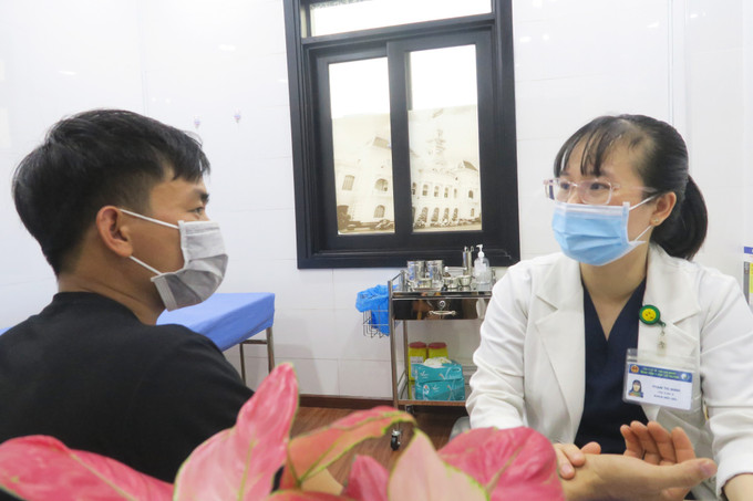 Bác sĩ Bệnh viện Y học cổ truyền Thành phố Hồ Chí Minh tư vấn điều trị cho bệnh nhân sốt xuất huyết. Ảnh: Đinh Hằng - TTXVN Điều trị sốt xuất huyết bằng đông - tây y kết hợp: Hạn chế bệnh chuyển nặng, giúp phục hồi nhanh ảnh 1