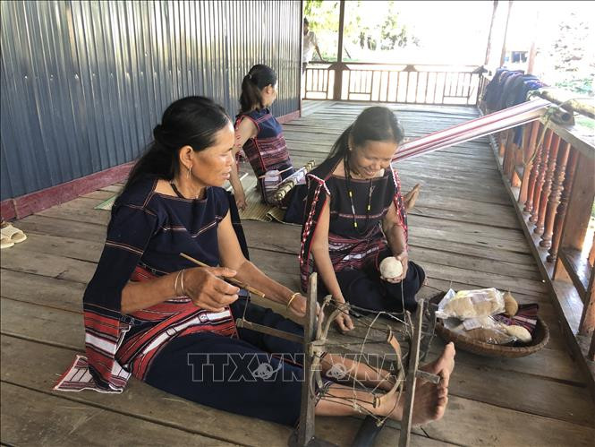 Các chị em trong Câu lạc bộ dệt thổ cẩm truyền thống đang cố gắng phát huy giá trị của nghề. Ảnh: Hoài Nam - TTXVN Giải "bài toán" bảo tồn văn hóa dệt thổ cẩm ở Gia Lai ảnh 2