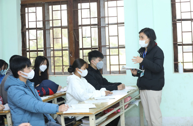 Cô giáo Lê Thị Thanh Quỳnh, Trung tâm giáo dục thường xuyên 1 tỉnh Lạng Sơn ôn tập môn Sử cho học sinh cuối cấp, năm học 2021-2022. Ảnh: Anh Tuấn - TTXVN Bộ Giáo dục và Đào tạo ban hành Chương trình Giáo dục thường xuyên mới cấp Trung học Phổ thông ảnh 1