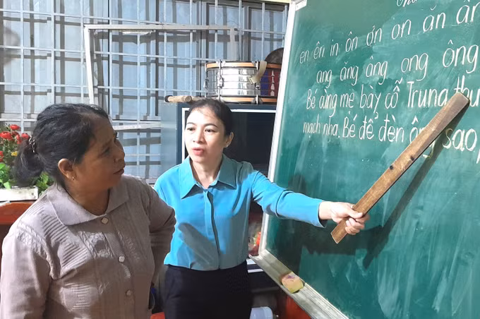 Niềm vui đi tìm “con chữ” của đồng bào thiểu số nghèo huyện Phú Riềng ảnh 3