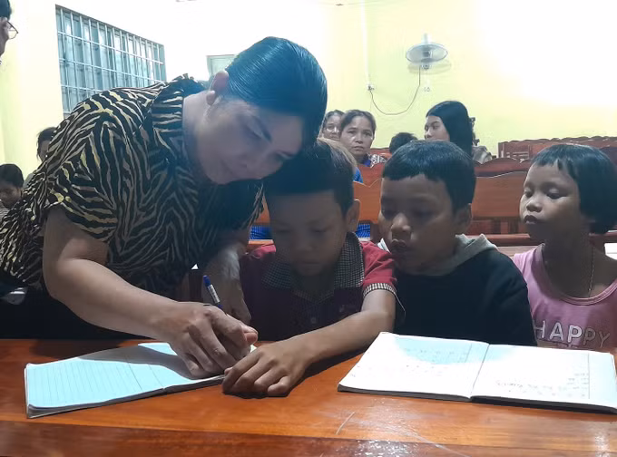 Niềm vui đi tìm “con chữ” của đồng bào thiểu số nghèo huyện Phú Riềng ảnh 2