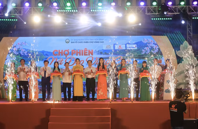 Phiên chợ vùng cao: Giới thiệu nét sinh hoạt văn hóa độc đáo của đồng bào các dân tộc ảnh 1