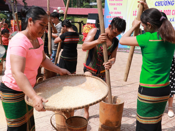 Trai, gái S;'tiêng cùng nhau giã gạo tại buổi phục dựng lễ mừng lúa mới. Ảnh: K GỬIH -TTXVN Phục dựng Lễ hội mừng lúa mới của dân tộc S’tiêng ảnh 4