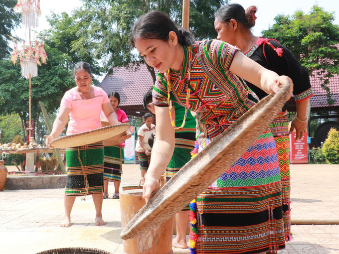 Phục dựng cảnh giã gạo trong lễ mừng lúa mới của đồng bào S’tiêng. Ảnh: K GỬIH -TTXVN Phục dựng Lễ hội mừng lúa mới của dân tộc S’tiêng ảnh 5