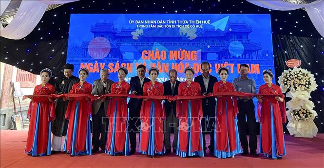 Cắt băng khai trương chào mừng Ngày Sách và Văn hoá đọc Việt Nam. Ảnh: Mai Trang-TTXVN Giới thiệu những sách cổ, quý, từ các triều vua Nguyễn ảnh 1