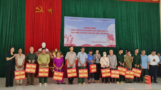 Đoàn đại biểu Quốc hội tỉnh Hòa Bình tặng quà cho các hộ nghèo, gia đình chính sách trên địa bàn huyện Đà Bắc. Ảnh: Vũ Hà- TTXVN Thường trực Ban Bí thư Trương Thị Mai: Quan tâm hơn nữa đến đội ngũ người uy tín trong đồng bào dân tộc thiểu số ảnh 2