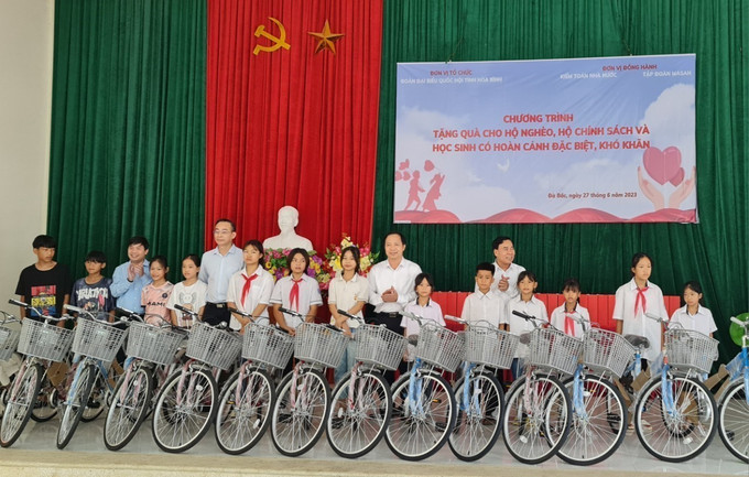 Đoàn đại biểu Quốc hội tỉnh Hòa Bình phối hợp với Tập đoàn Masan, Kiểm toán Nhà nước và Quỹ bảo trợ trẻ em Việt Nam tặng xe đạp cho các em học sinh có hoàn cảnh khó khăn huyện Đà Bắc. Ảnh: Vũ Hà- TTXVN Thường trực Ban Bí thư Trương Thị Mai: Quan tâm hơn nữa đến đội ngũ người uy tín trong đồng bào dân tộc thiểu số ảnh 4
