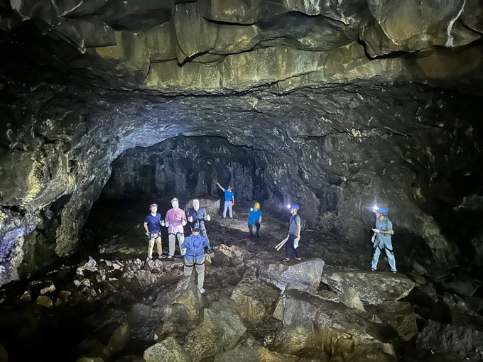 Đoàn chuyên gia công viên địa chất của UNESCO tham quan thực tế một số điểm trong hệ thống hang động núi lửa Đắk Nông. Ảnh: TTXVN Phát huy giá trị văn hóa tiêu biểu Hang C6-1, Công viên địa chất toàn cầu Đắk Nông ảnh 3
