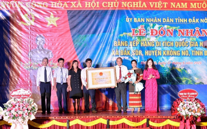 Trao bằng xếp hạng Di tích quốc gia Hang C6-1, công viên địa chất Đắk Nông. Ảnh: TTXVN Phát huy giá trị văn hóa tiêu biểu Hang C6-1, Công viên địa chất toàn cầu Đắk Nông ảnh 1