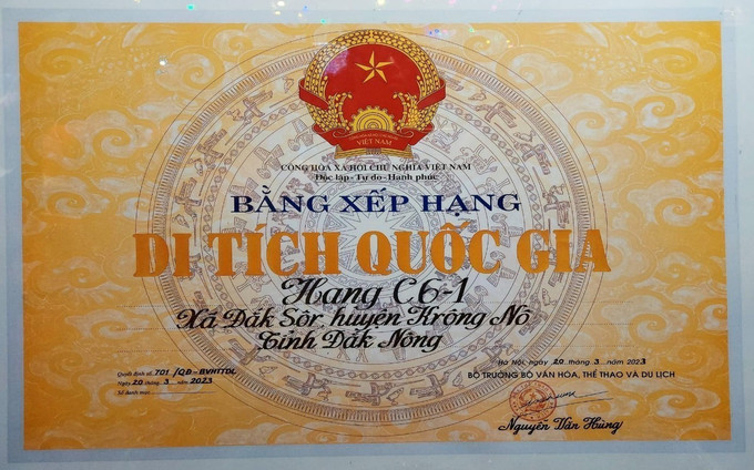 Bằng xếp hạng Di tích quốc gia Hang C6-1, công viên địa chất Đắk Nông. Ảnh: TTXVN phát Phát huy giá trị văn hóa tiêu biểu Hang C6-1, Công viên địa chất toàn cầu Đắk Nông ảnh 4