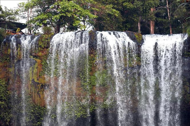 Trên đầu nguồn thác chính Đambri là một con suối nhỏ. Ảnh: Huy Hùng - TTXVN Ngỡ ngàng trước vẻ đẹp hoang sơ của thác Đambri ảnh 5
