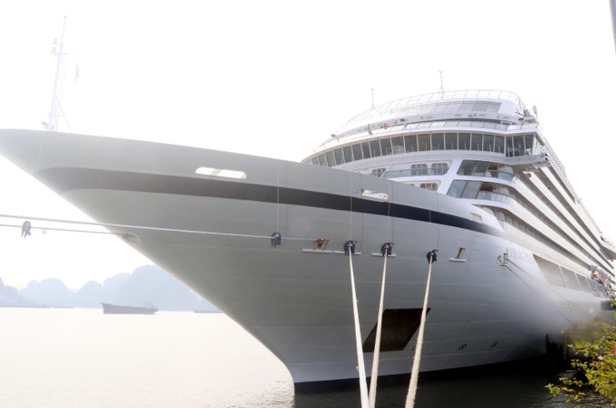 Tàu Viking Orion cập cảng. Ảnh: Văn Đức - TTXVN Đón hai tàu du lịch đưa du khách quốc tế đến tham quan Hạ Long ảnh 2