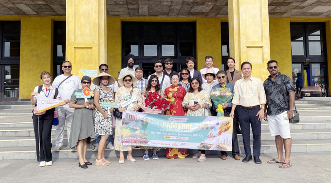 Lãnh đạo Sở Du lịch Quảng Ninh đón và tặng hoa đoàn Farmtrip Ấn Độ tại Cảng tàu du lịch quốc tế Hòn Gai. Ảnh: Văn Đức - TTXVN Đón hai tàu du lịch đưa du khách quốc tế đến tham quan Hạ Long ảnh 1