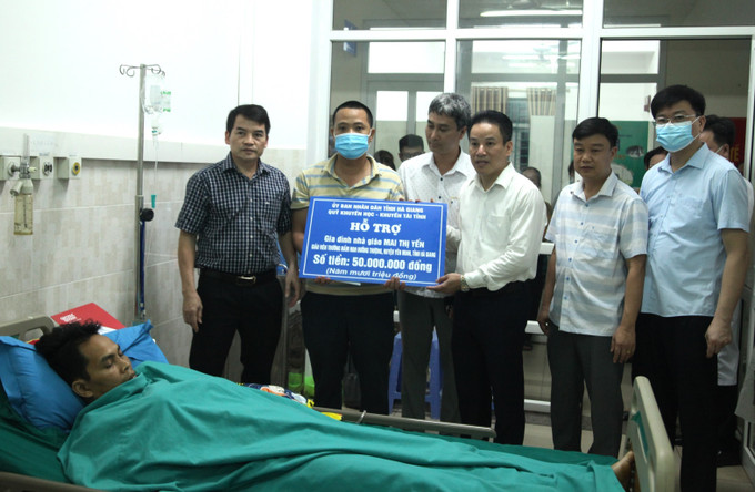 Ông Nguyễn Thế Bình, Giám đốc Sở GD&ĐT Hà Giang trao Quỹ khuyến học khuyến tài tỉnh Hà Giang hỗ trợ 50 triệu đồng cho gia đình. Ảnh: Minh Tâm-TTXVN Thăm hỏi, động viên gia đình cô giáo vùng cao gặp nạn ở Hà Giang ảnh 2