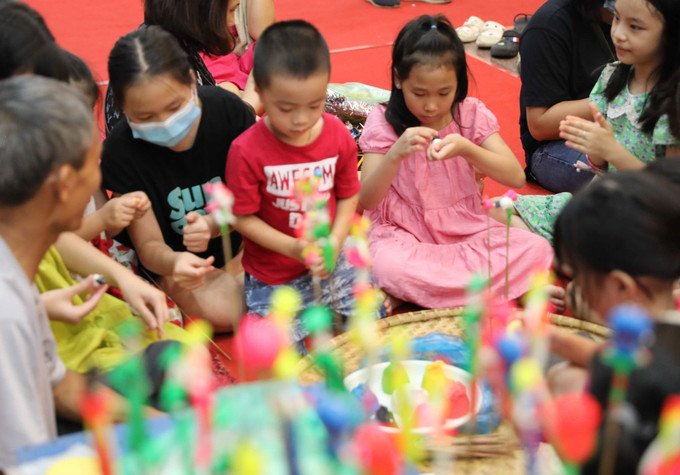 Thiếu nhi cùng nặn con giống bột màu. Ảnh: Thanh Tùng - TTXVN Thư của Chủ tịch nước Nguyễn Xuân Phúc gửi các cháu thiếu niên, nhi đồng nhân dịp Tết Trung thu ảnh 1