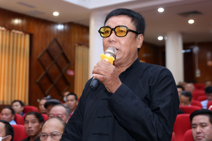 Cử tri là người có uy tín chất vấn đoàn đại biểu quốc hội tỉnh Lào Cai. Ảnh: Quốc Khánh - TTXVN Lào Cai tiếp tục quan tâm hỗ trợ vùng dân tộc thiểu số với chính sách đặc thù ảnh 2