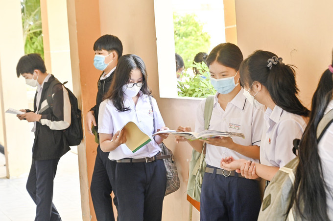 Sáng 8/6/2022, hơn 16.400 thí sinh toàn tỉnh Bình Thuận bước vào Kỳ thi tuyển sinh lớp 10 vào Trường THPT Chuyên Trần Hưng Đạo và các trường THPT công lập năm học 2022 – 2023. Trong ảnh: Các em học sinh tranh thủ ôn tập trước khi bước vào phòng thi. Ảnh: Hồng Hiếu- TTXVN “Cân não” lựa chọn các môn tổ hợp trong chương trình lớp 10 ảnh 1