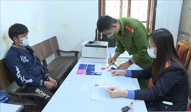 Đối tượng cùng tang vật tại Cơ quan Công an. Ảnh: TTXVN phát. Sơn La: Bắt giữ đối tượng mua bán trái phép hơn 2.300 viên ma túy tổng hợp ảnh 1