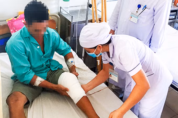 Hậu quả khó lường khi đắp vết thương bằng thuốc nam, lá cây không rõ nguồn gốc ảnh 1
