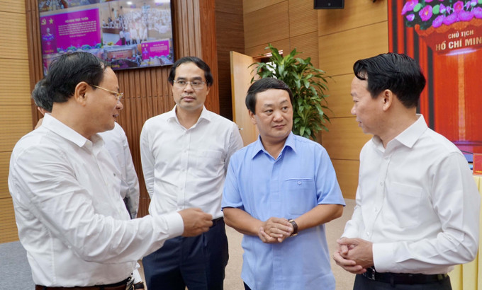 Chủ nhiệm Uỷ ban Dân tộc Hầu A Lềnh và Bí thư Tỉnh uỷ Yên Bái Đỗ Đức Duy cùng các đại biểu trao đổi bên lề Hội nghị. Ảnh: Việt Dũng - TTXVN Phó Thủ tướng Trần Lưu Quang: Cần đầu tư có trọng tâm, trọng điểm các Chương trình mục tiêu quốc gia ảnh 2