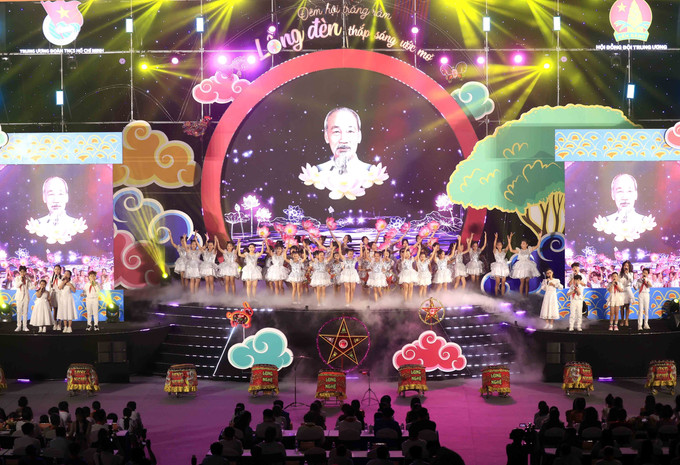 Chương trình văn nghệ chào mừng đêm hội. Ảnh: An Đăng – TTXVN Chương trình văn nghệ chào mừng đêm hội. Ảnh: An Đăng – TTXVN
