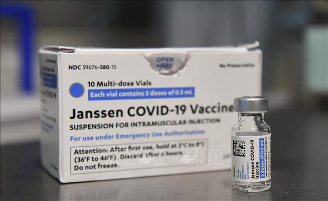 Vaccine ngừa COVID-19 liều tăng cường của hãng Johnson & Johnson. Ảnh: AFP/TTXVN Giới khoa học nhận định cần phát triển các vaccine nhắm mục tiêu vào những phần ít đột biến của virus SARS-CoV-2 ảnh 1