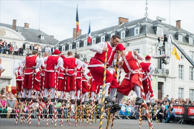 Các nghệ sĩ biểu diễn nghệ thuật đi cà kheo vùng Namur của Bỉ. Ảnh: EdA/TTXVN UNESCO công nhận nghệ thuật cà kheo vùng Namur (Bỉ) là di sản văn hóa phi vật thể của nhân loại ảnh 1