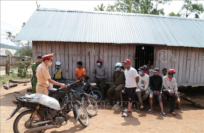 Lực lượng Cảnh sát giao thông Công an huyện Kông Chro tuyên truyền cho thanh, thiếu niên người đồng bào dân tộc thiếu số về luật an toàn giao thông. Ảnh: Quang Thái- TTXVN Gia Lai nỗ lực kiềm chế tai nạn giao thông khu vực nông thôn, vùng đồng bào dân tộc thiểu số ảnh 1