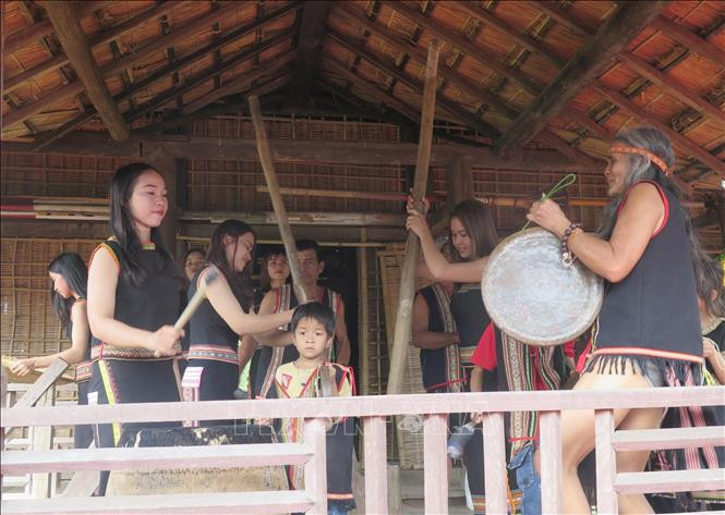 Kon Tum tuyên truyền, vận động đồng bào xóa bỏ các hủ tục, phong tục không còn phù hợp, nhằm nâng cao đời sống vật chất, tinh thần của nhân dân trên địa bàn.. Ảnh: Dư Toán – TTXVN Kon Tum tuyên truyền, vận động đồng bào xóa bỏ các hủ tục, phong tục không còn phù hợp ảnh 1