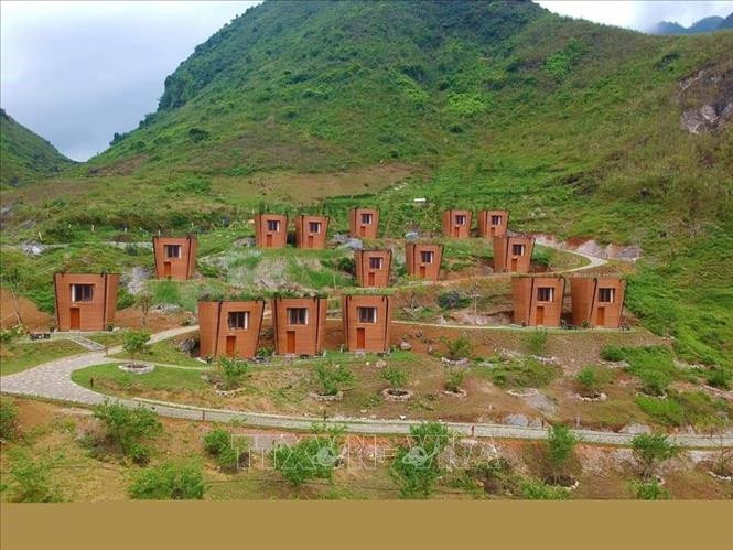 15 ngôi nhà hình Quẩy Táu (chiếc địu lưng của dân tộc Mông) . Ảnh: Nguyễn Chiến-TTXVN Khu nghỉ dưỡng với các ngôi nhà hình Quẩy Tấu xác lập kỷ lục Việt Nam ảnh 2