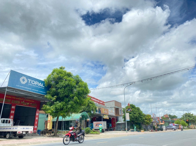 Thị trấn Đồng Lộc sau hơn 4 năm thành lập đã mọc lên nhiều cơ sở thương mại, dịch vụ. Ảnh: Hoàng Ngà – TTXVN Những gam màu mới ở vùng “túi bom” Đồng Lộc ảnh 1