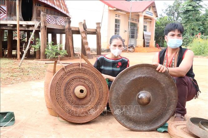 Cồng, chiêng được coi là một trong những tài sản quý của cộng đồng người dân tộc thiểu số tại Tây Nguyên. Ảnh: Hồng Điệp - TTXVN Gia Lai: Đan áo mới cho cồng, chiêng ảnh 13