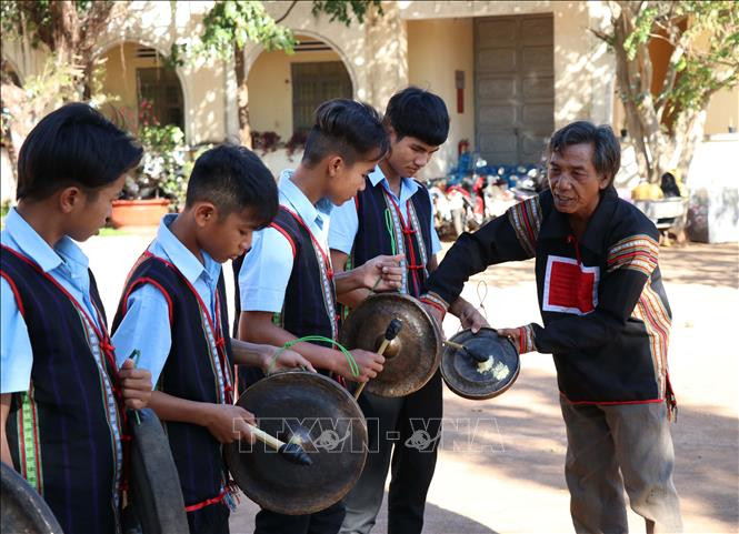 Nghệ nhân Ksor Siơh, dân tộc Jrai, sinh năm 1958, làng Kly, thị trấn Nhơn Hòa, huyện Chư Pưh (Gia Lai) dạy đánh cồng chiêng cho học sinh trong vùng. Ảnh: Hồng Điệp - TTXVN Cồng chiêng Tây Nguyên - điểm nhấn về văn hóa, du lịch giữa đại ngàn ảnh 3