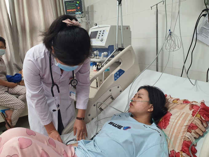 Bác sĩ bệnh viện Vũng Tàu khám, điều trị cho một bệnh nhân sốt xuất huyết. Ảnh: Hoàng Nhị - TTXVN Bộ Y tế phân công các bệnh viện tiếp nhận, điều trị sốt xuất huyết ảnh 1