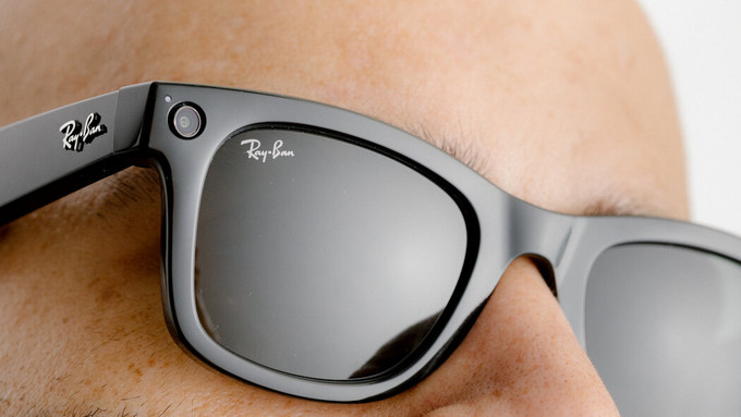 Kính râm "thông minh" Ray-Ban Stories. Ảnh: nytimes.com Facebook kết hợp Ray-Ban ra mắt kính râm “thông minh” ảnh 1