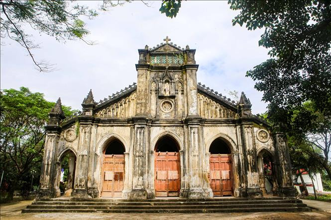 Mặc dù một phần các cánh cửa chính của nhà thờ đã bị hư hỏng theo thời gian, nhưng nhà thờ vẫn mang một vẻ đẹp cổ kính đặc biệt của một ngôi nhà thờ được xây từ đá. Ảnh: Trần Lê Lâm – TTXVN Gìn giữ, bảo tồn vẻ đẹp cổ kính nhà thờ cổ Tùng Sơn ảnh 4