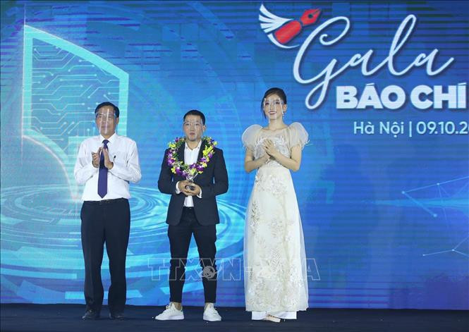 Chủ tịch Hội Nhà báo Việt Nam Thuận Hữu trao giải Ấn tượng cho tác giả Phạm Ngọc Thành (Báo điện tử VnExpress) với bộ ảnh “Tìm kiếm nạn nhân lở núi ở Trà Leng”. Ảnh: Hoàng Hiếu - TTXVN Gala Báo chí lần 3 năm 2021 và trao giải Khoảnh khắc báo chí 2020 ảnh 3