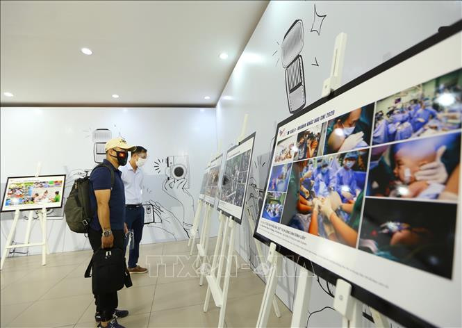 Không gian trưng bày các tác phẩm đoạt giải. Ảnh: Hoàng Hiếu - TTXVN Gala Báo chí lần 3 năm 2021 và trao giải Khoảnh khắc báo chí 2020 ảnh 1