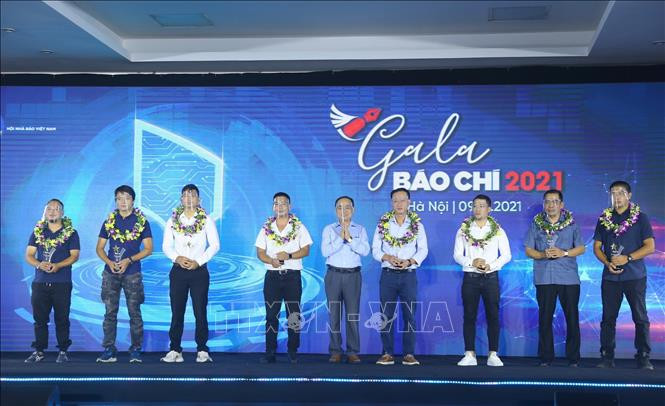 Các tác giả Top 10 giải ảnh “Khoảnh khắc báo chí 2020” nhận giải. Ảnh: Hoàng Hiếu - TTXVN Gala Báo chí lần 3 năm 2021 và trao giải Khoảnh khắc báo chí 2020 ảnh 5