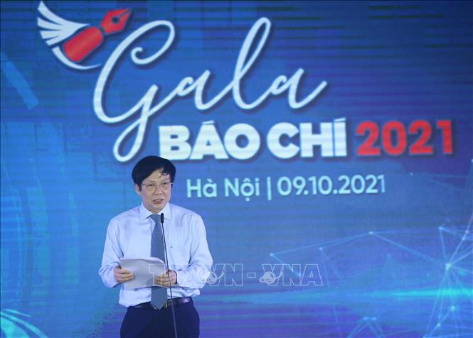 Phó Chủ tịch Tthường trực Hội Nhà báo Việt Nam Hồ Quang Lợi phát biểu khai mạc. Ảnh: Hoàng Hiếu - TTXVN Gala Báo chí lần 3 năm 2021 và trao giải Khoảnh khắc báo chí 2020 ảnh 2