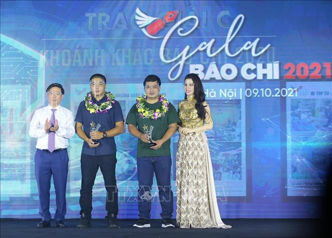 Tác giả Bùi Cương Quyết (TTXVN, thứ hai từ phải sang) nhận giải C. Ảnh: Hoàng Hiếu - TTXVN Gala Báo chí lần 3 năm 2021 và trao giải Khoảnh khắc báo chí 2020 ảnh 4