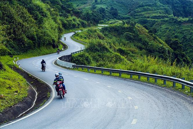 Tây Bắc nổi tiếng với những cung đường đèo núi quanh co. Ảnh: Phan Tuấn Anh (Ảnh tư liệu) - TTXVN Vẻ đẹp vùng cao Tây Bắc ảnh 15