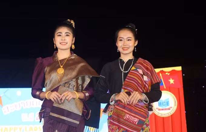 Lưu học sinh Lào rộn ràng đón Tết cổ truyền Bunpimay trên đất Cố đô Huế ảnh 1