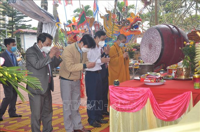 Các đại biểu dâng hương tại Lễ hội Cầu Ngư. Ảnh: Hoa Mai - TTXVN Lễ hội Cầu Ngư - nét văn hóa tín ngưỡng đặc sắc của cư dân vùng biển Thanh Hóa ảnh 5
