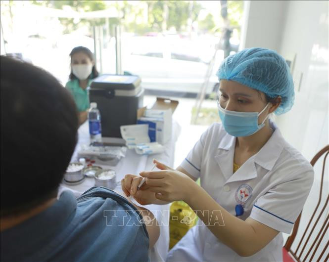 Tiêm vaccine phòng COVID-19 đợt 3 cho các đối tượng ưu tiên tại Trung tâm y tế thành phố Vĩnh Yên, Vĩnh Phúc. Ảnh: Hoàng Hùng – TTXVN Bộ Y tế yêu cầu đẩy nhanh tốc độ tiêm chủng vaccine phòng COVID-19 ảnh 1