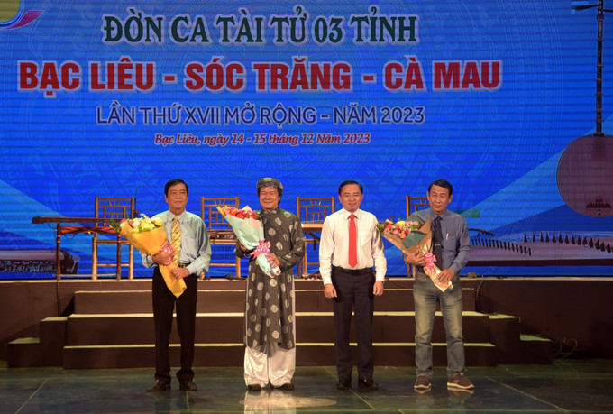 Phó chủ tịch UBND tỉnh Bạc Liêu Phan Thanh Duy tặng hoa Ban giám khảo tại Liên hoan. Ảnh: Chanh Đa-TTXVN Bảo tồn và phát huy loại hình nghệ thuật Đờn ca tài tử ảnh 2