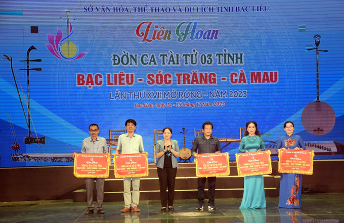 Bà Trần Thị Lan Phương - Giám đốc Sở Văn hóa Thể thao và Du lịch tỉnh Bạc Liêu tặng cờ lưu niệm cho các đội tham gia Liên hoan. Ảnh: Chanh Đa-TTXVN Bảo tồn và phát huy loại hình nghệ thuật Đờn ca tài tử ảnh 3